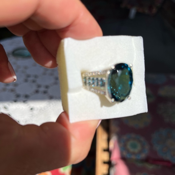 💙 London Blue Topaz Ring with White and Blue Topaz accents. Set in Sterling - Picture 4 of 8